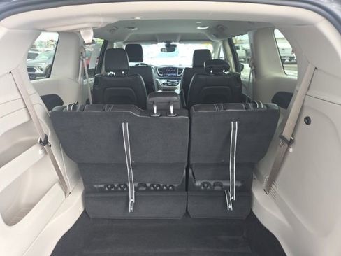 Used 2023 Chrysler Pacifica Touring-L image 52