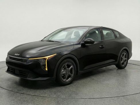 Used 2025 Kia K4 LXS image 3