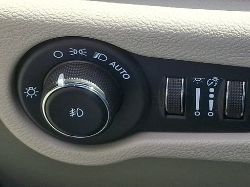 Used 2023 Chrysler Pacifica Touring-L FWD image 26
