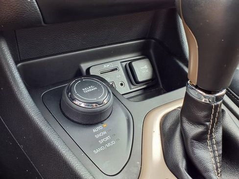 Used 2016 Jeep Cherokee Limited AWD/4WD image 15