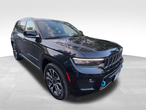 Used 2023 Jeep Grand Cherokee Overland w/ Luxury Tech Group IV AWD/4WD image 7