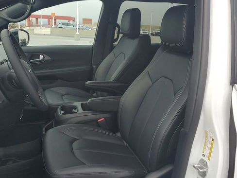 New 2026 Chrysler Pacifica Select image 17