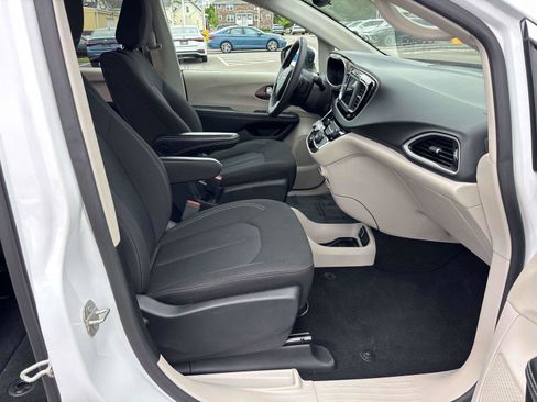 Used 2023 Chrysler Voyager LX FWD image 22