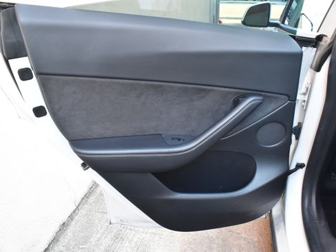 Used 2021 Tesla Model Y Long Range image 22