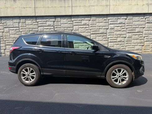 Used 2017 Ford Escape SE w/ Equipment Group 201A FWD image 6