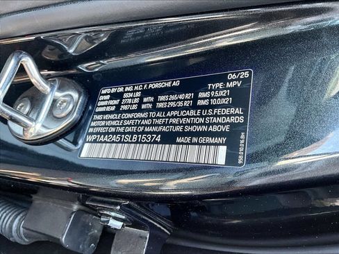Certified 2025 Porsche Macan AWD/4WD image 35
