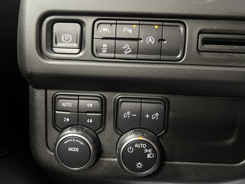 Used 2023 Chevrolet Suburban Premier image 32