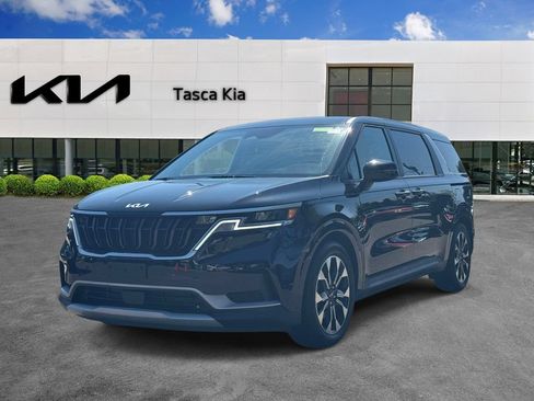 Used 2024 Kia Carnival EX FWD image 3