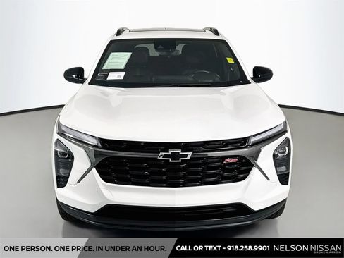 Used 2025 Chevrolet Trax RS w/ Sunroof Package FWD image 2
