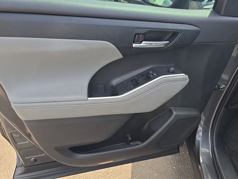 Used 2023 Toyota Highlander XLE image 19