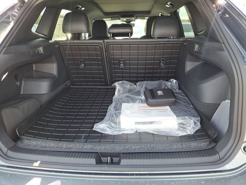Used 2025 Volkswagen Tiguan SE R-Line FWD image 26