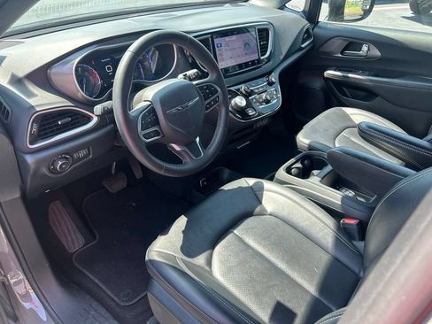Used 2025 Chrysler Pacifica Select FWD image 18
