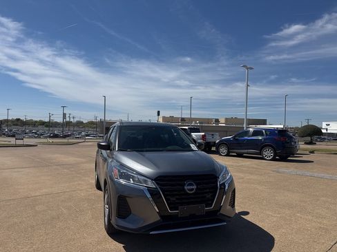 Used 2023 Nissan Kicks S image 3
