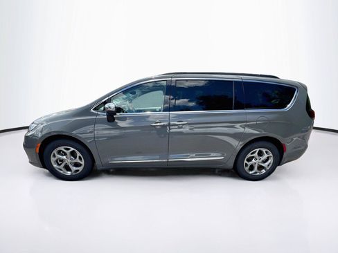 Used 2023 Chrysler Pacifica Limited FWD image 2