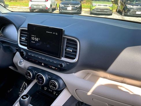 Used 2024 Hyundai Venue Limited image 17