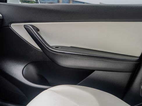 Used 2021 Tesla Model Y Long Range AWD/4WD image 21