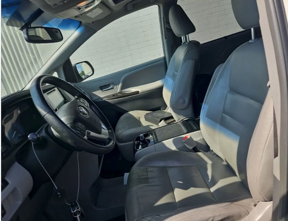 Used 2015 Toyota Sienna XLE w/ XLE Navigation Package FWD image 9
