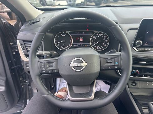 Used 2025 Nissan Rogue SV w/ SV Premium Package FWD image 24
