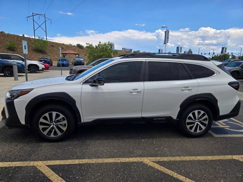 Used 2025 Subaru Outback Premium AWD/4WD image 2