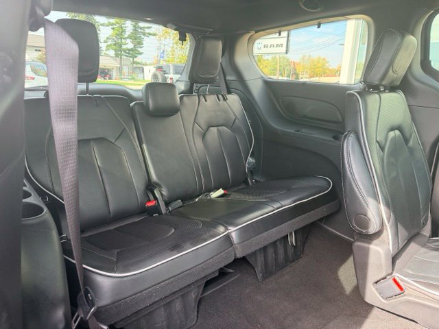 Used 2025 Chrysler Pacifica Limited FWD image 21
