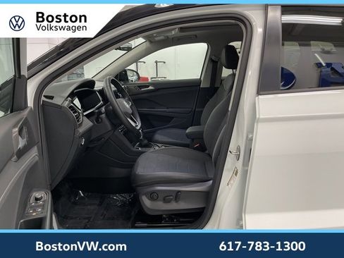 Used 2025 Volkswagen Taos SE image 7