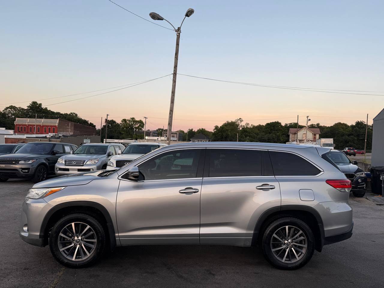 Used 2017 Toyota Highlander XLE AWD/4WD image 5