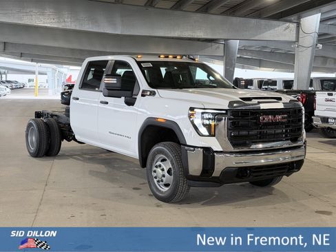 New 2026 GMC Sierra 3500 Pro image 2