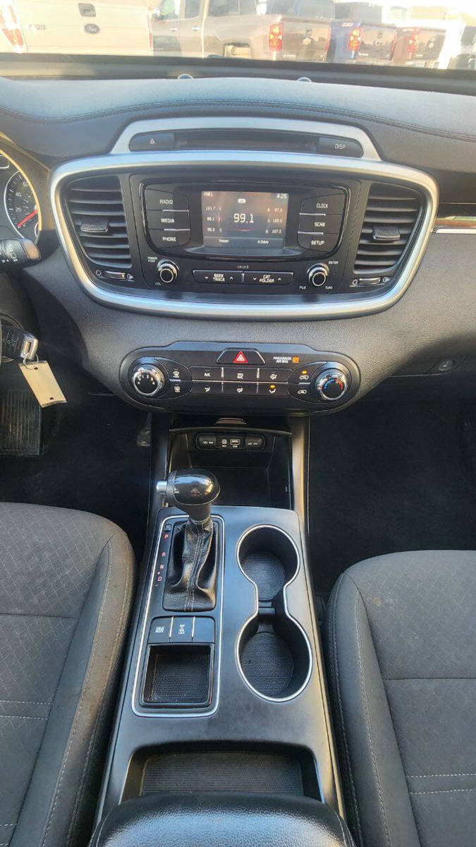Used 2017 Kia Sorento AWD image 10
