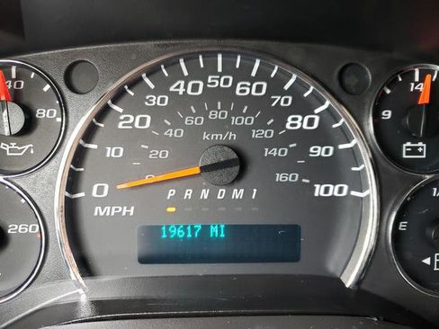 Used 2015 Chevrolet Express 2500 image 25