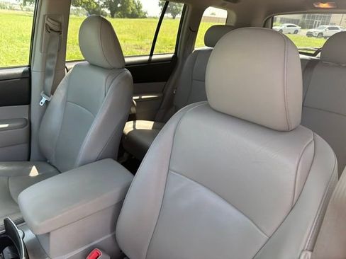 Used 2013 Toyota Highlander SE FWD image 9