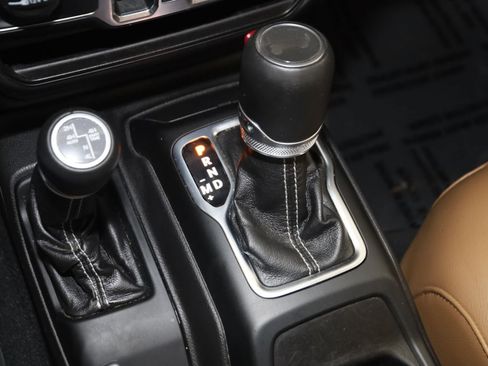 Used 2022 Jeep Wrangler Unlimited Sahara AWD/4WD image 7