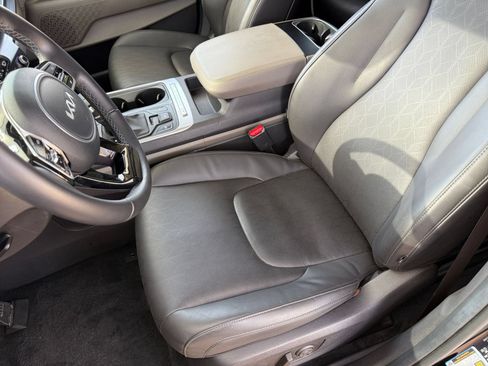 Used 2026 Kia Carnival FWD image 39