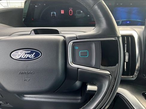 Used 2025 Ford Expedition Platinum image 25