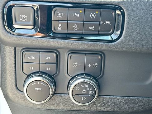 Used 2025 GMC Yukon XL AT4 w/ AT4 Premium Package AWD/4WD image 21