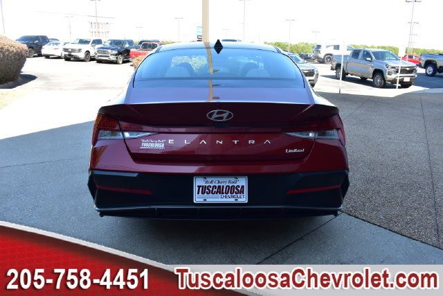 Used 2025 Hyundai Elantra Limited FWD image 9
