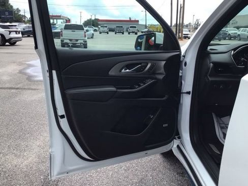 Used 2023 Chevrolet Traverse Premier FWD image 11