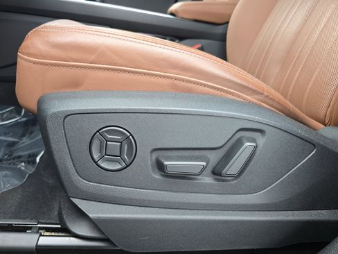 Used 2024 Audi Q8 e-tron Premium Plus w/ Premium Plus Package image 29