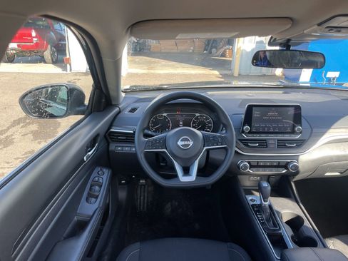 Used 2025 Nissan Altima 2.5 SV image 11