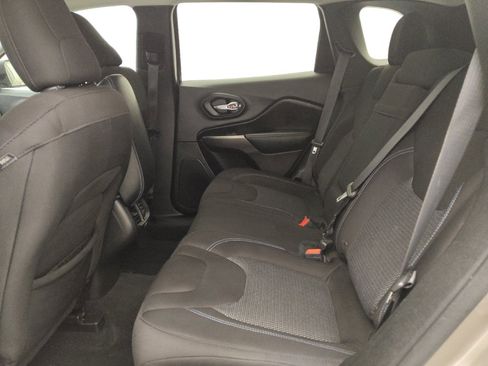 Used 2019 Jeep Cherokee Latitude w/ Popular Appearance Group FWD image 18
