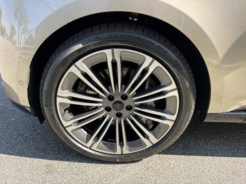 New 2026 Land Rover Range Rover Long Wheelbase SE image 10