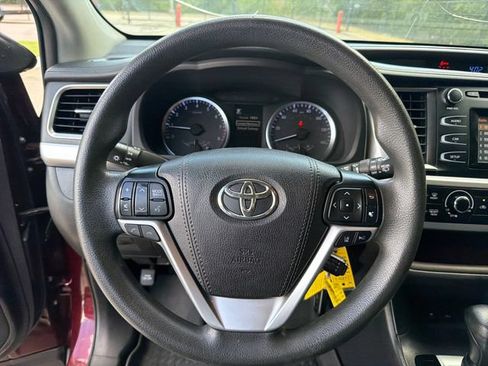 Used 2019 Toyota Highlander LE FWD image 17