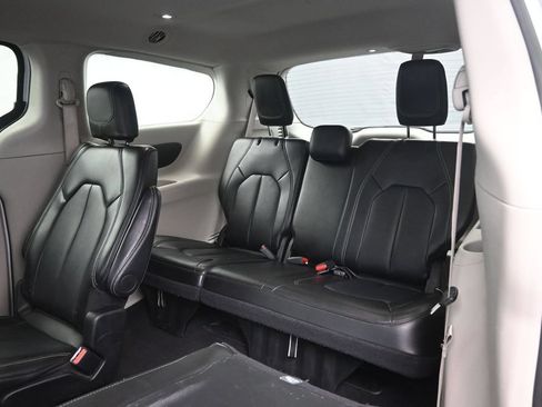 Used 2024 Chrysler Pacifica Touring-L FWD image 27