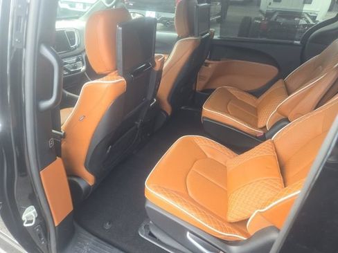 Used 2025 Chrysler Pacifica Pinnacle FWD image 19
