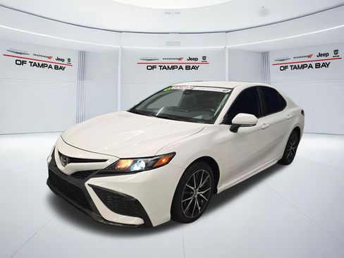 Used 2023 Toyota Camry SE FWD image 2