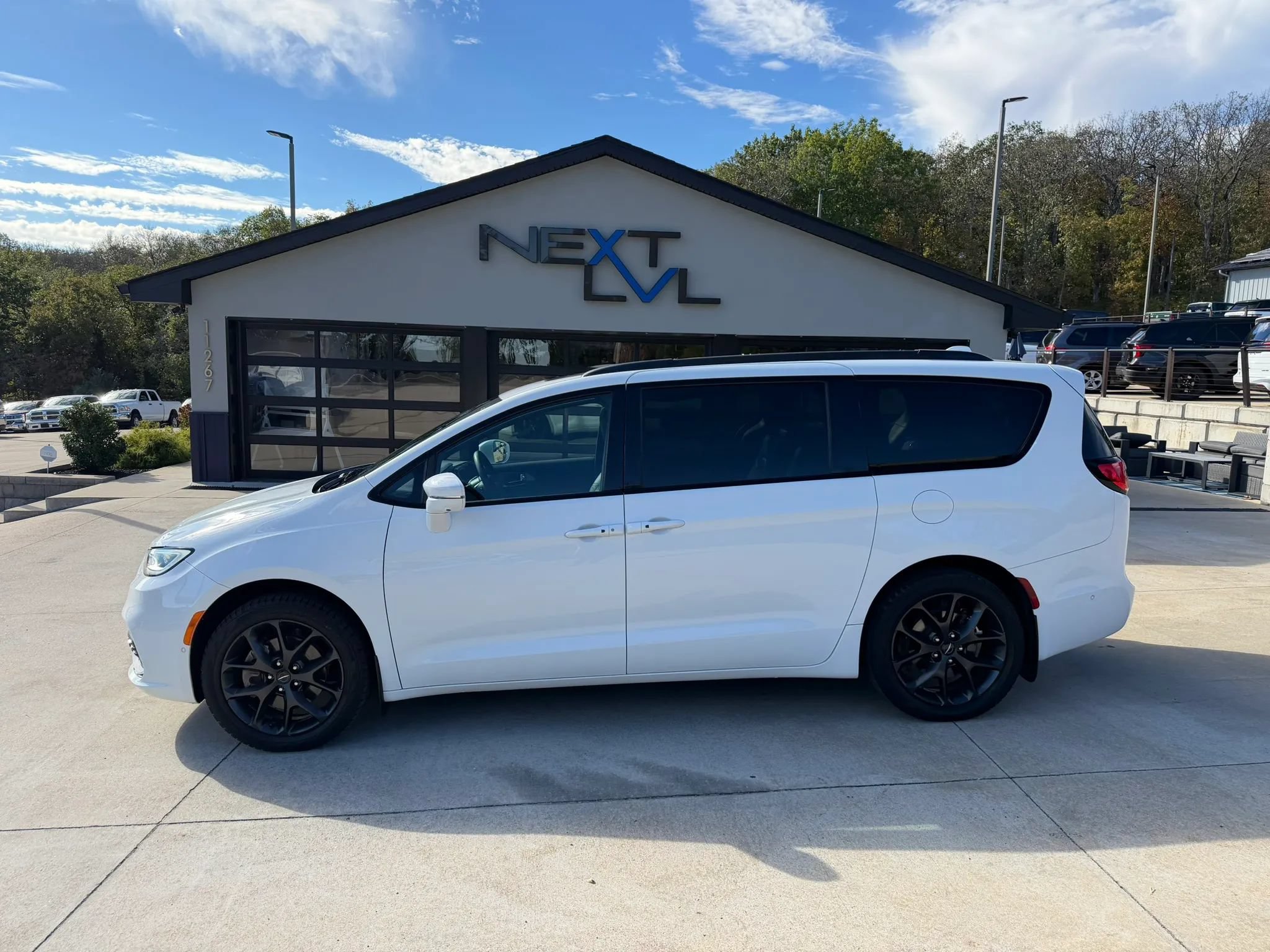 Used 2022 Chrysler Pacifica Touring-L w/ Uconnect Theater Family Group AWD/4WD image 6