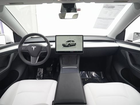 Used 2022 Tesla Model Y Long Range image 41