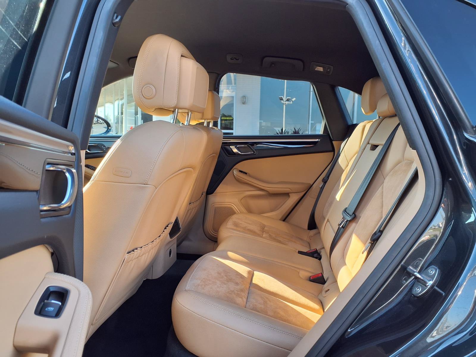 Used 2018 Porsche Macan AWD/4WD image 24