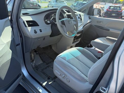 Used 2014 Toyota Sienna LE FWD image 88