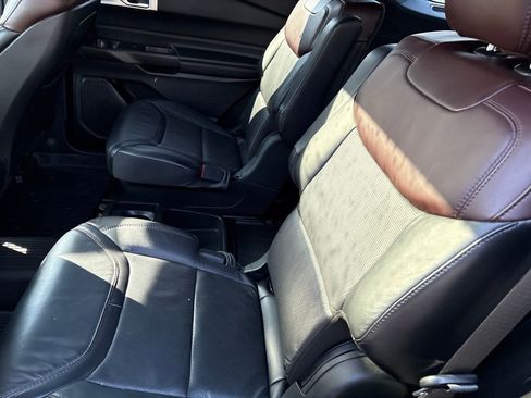 Used 2020 Ford Explorer Platinum w/ Premium Technology Package image 10