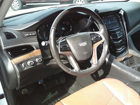 Used 2017 Cadillac Escalade ESV Luxury AWD/4WD image 11